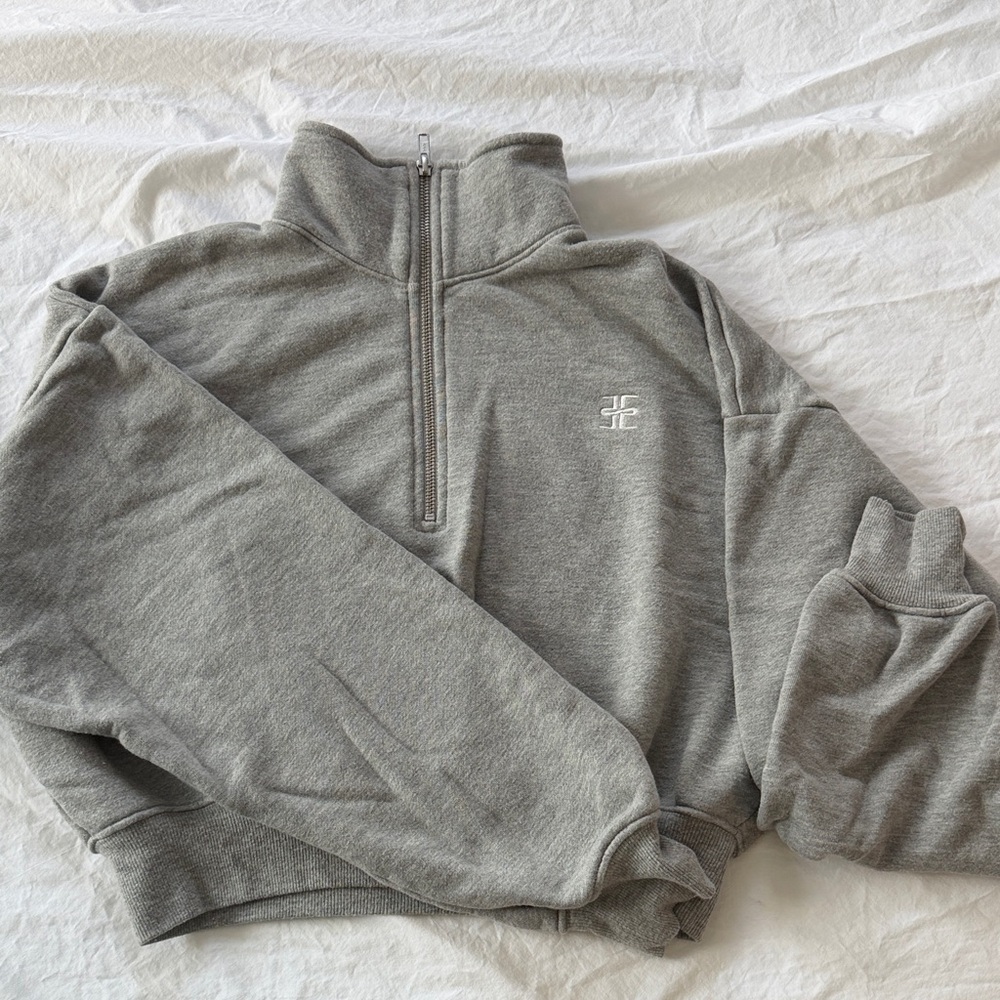 Eterne cropped half zip sweatshirt in heather grey 
Size small
NEVER WORN